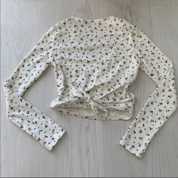 Brandy Melville White Dainty Floral Longsleeve True Wrap Top V Neck Size Small - Picture 3 of 3